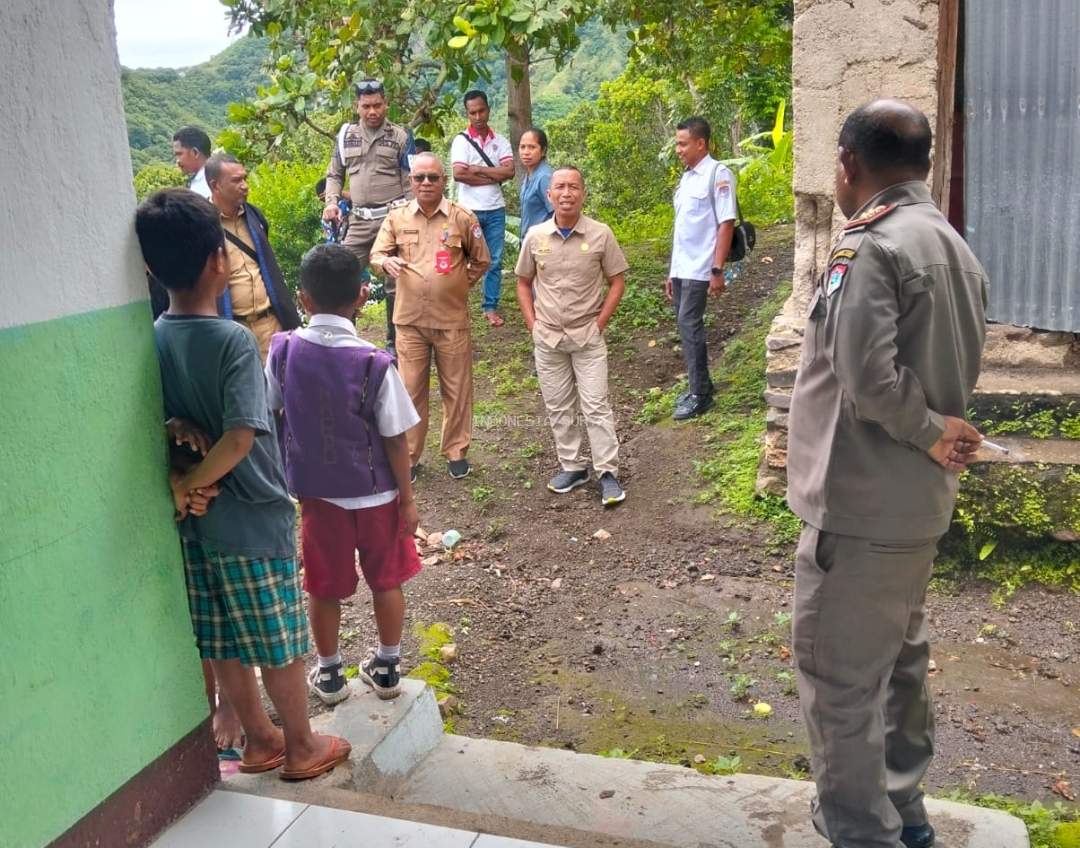 Didampingi Kadis Pendidikan Wenslaus Ose, Wabup Nasir Tinjau Kerusakan Talut Penahan SDS Katolik Lamanunang, Lembata