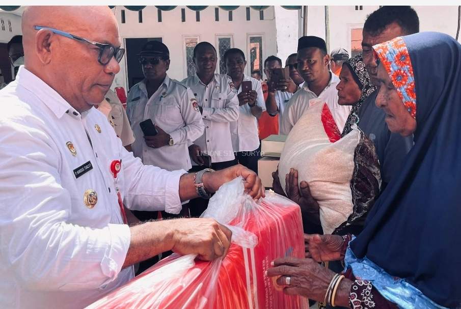 Pemda Lembata Serahkan Bantuan Kepada Korban Gempa Desa Babokerig Nagawutung